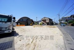 カースペース2台分を確保＾＾ ご夫婦で1台ずつ所有出来ます＾＾ 角地で前面道路は6ｍ以上あるため駐車もスムーズです＾＾