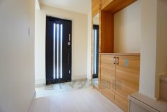 たっぷり収納できるシューズボックスです。家族全員の靴がきれいに整頓できます。棚の上にお花や写真を飾っても良いですね。