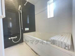 1日の疲れを癒すくつろぎのバスルーム。足を伸ばしてもゆったりと入れるサイズです。お子様と一緒にお風呂に入っても狭くないですね^^