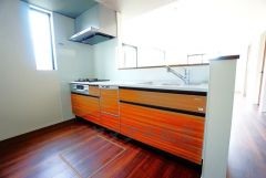 対面式カウンターキッチンでお子様の様子が見守れます。カウンタートップは耐熱性に優れており、日ごろのお掃除もふき取るだけでＯＫ。ステンレスシンクも簡単にお掃除できますよ。