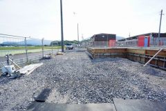 カースペースは停めやすい並列駐車2台付き。