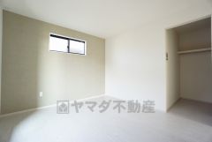 暖かい日差しが差し込む洋室。たっぷり収納できるクローゼット付きでお部屋の中をすっきりと快適に保てます。