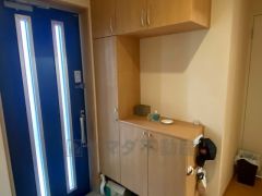 たっぷり収納できるシューズボックスです。家族全員の靴がきれいに整頓できます。棚の上にお花や写真を飾っても良いですね。