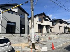 駐車スペースはゆとりある2台分を確保。マイカー用に、お客さま用に、余裕を持ってご利用いただけます。