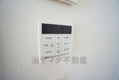 給湯器リモコンはキッチン横からボタンひとつで操作が楽々。通話ボタン付きでお子様とも会話ができて安心です。