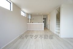 同仕様写真。家族が集まる開放的なリビング。約21.2帖の大空間で毎日のお食事が楽しみです＾＾思い思いの時間を過ごしたり、家族みんなで食事をしたり、素敵な団らんの場になりますね。