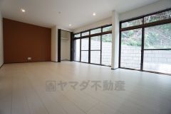 大きな窓のあるリビングは、陽光あふれる明るい空間です。居心地良く、ご家族皆がゆったり寛げる憩いの空間となりそうです。