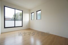 同仕様写真。2面採光を確保した明るい室内は、風通しも良く、大変居心地の良い空間となっております。爽やかな風を感じて起きる朝は、快適生活の始まりに。