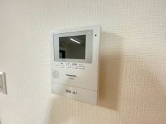 防犯性、セキュリティ対策に安心できるテレビモニター付きインターフォンです。セールスマン対策にもなり安心できます。