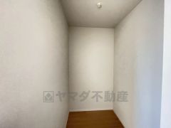 収納力豊富なウォークインクローゼット。 洋服や小物などを1箇所にまとめて美しい収納を実現します。