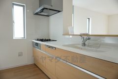 同仕様写真。対面式カウンターキッチンでお子様の様子が見守れます。カウンタートップは耐熱性に優れており、日ごろのお掃除もふき取るだけでＯＫ。ステンレスシンクも簡単にお掃除できますよ。