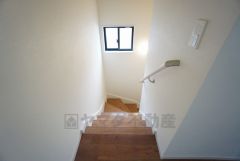 ご年配の方でも安心できる、手すり付き階段です＾＾段差も低めで設定されてますので安全性にも優れてますね＾＾