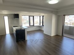 大きな窓のあるリビングは、陽光あふれる明るい空間です。居心地良く、ご家族皆がゆったり寛げる憩いの空間となりそうです。