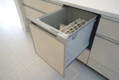 家事の時間が短縮できる食器洗浄乾燥機付。後片付けもラクラクです。 食器を洗う手間が減るので家族とのコミュニケーションの時間や自分の時間が増えますね。