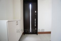 同仕様写真。タッチキータイプの玄関ドアです。奥まって設置されているので、雨に濡れる心配もありません。