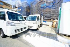 カースペースは停めやすい並列駐車3台付き。