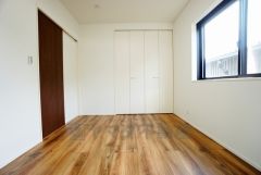 同仕様写真。明るい洋室です。ナチュラル色のフローリングで開放的な優しい雰囲気になっています＾＾ベッドや机、ＴＶを置いてもゆとりのある広さです。