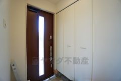 たっぷり収納できるシューズボックスです。家族全員の靴がきれいに整頓できます。棚の上にお花や写真を飾っても良いですね。