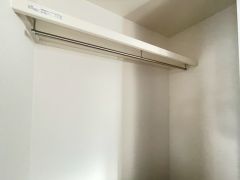 洗面脱衣室にはハンガーパイプ付きのスペースがあり、室内物干しや収納などで重宝しますね＾＾