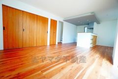 対面式キッチンを中心としたリビングダイニングで家族の会話が弾みそうです。