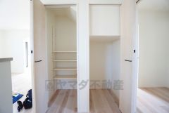 キッチン横可動棚式パントリー。食器やキッチン用品、食料品の保存に便利です＾＾可動棚式なので高さのある物もスッキリ収納できます＾＾