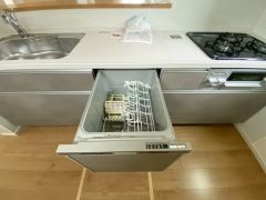 家事の時間が短縮できる食器洗浄乾燥機付。後片付けもラクラクです。 食器を洗う手間が減るので家族とのコミュニケーションの時間や自分の時間が増えますね。