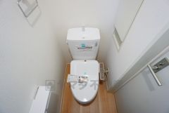 同仕様写真。温水洗浄機付トイレです。節水機能もあるので、安心して使えますね。もちろん、1階2階の2ヶ所にトイレがあるので、忙しい朝にもゆとりができますね。