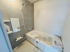 1日の疲れを癒すくつろぎのバスルーム。足を伸ばしてもゆったりと入れるサイズです。お子様と一緒にお風呂に入っても狭くないですね^^