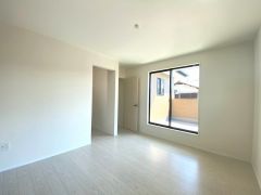 バルコニーに面した温もり溢れる明るいお部屋。室内はいつも明るい印象なので、毎日気持ちの良い朝を迎えられます。