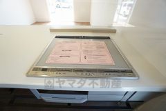 お手入れのしやすいIHクッキングヒーターです。 3口コンロなので、効率よくお料理が楽しめます。毎日のお料理も楽しくなりますね＾＾