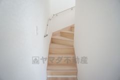 ご年配の方でも安心できる、手すり付き階段です＾＾段差も低めで設定されてますので安全性にも優れてますね＾＾