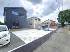 前面道路は公道南西側3.4ｍ。 大型車などの通行が無く小さなお子様がいるご家庭でも安心です＾＾