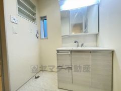 三面鏡つき洗面台。鏡裏にたっぷりとした収納スペースがあります。鏡を閉めてしまえば小物は見えないため、スッキリとした印象の洗面台にできます。