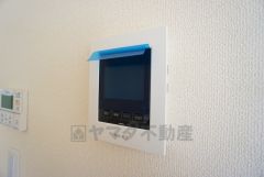 防犯性もばっちり、TVモニター付きインターフォン完備。大きなモニターで玄関先を確認できます。録画機能が付いているので不在時の訪問者も確認できて安心です^^