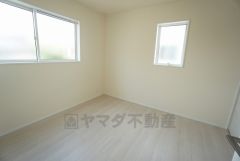 2面採光を確保した明るい室内は、風通しも良く、大変居心地の良い空間となっております。爽やかな風を感じて起きる朝は、快適生活の始まりに。