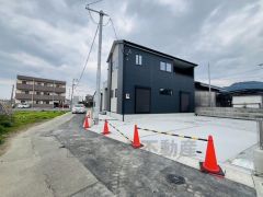 前面道路は4ｍ。交通量は少ないため小さなお子様がいるご家庭も安心です＾＾ 前面棟がないため陽当たり風通し良好です＾＾
