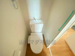温水洗浄機付トイレです。節水機能もあるので、安心して使えますね。もちろん、1階2階の2ヶ所にトイレがあるので、忙しい朝にもゆとりができますね。