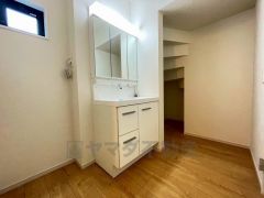 三面鏡つき洗面台。収納も一体型になっているので、ドライヤーやヘアアイロンの置き場に困りませんね。