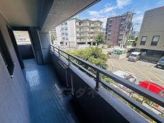 北側バルコニー。 角部屋で3面バルコニーに囲まれており陽当たり風通し良好です＾＾洗濯物もたっぷり干せて実用的です＾＾