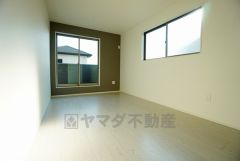 同仕様写真。2面採光を確保した明るい室内は、風通しも良く、大変居心地の良い空間となっております。爽やかな風を感じて起きる朝は、快適生活の始まりに。