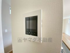 防犯性もばっちり、TVモニター付きインターフォン完備。大きなモニターで玄関先を確認できます。録画機能が付いているので不在時の訪問者も確認できて安心です^^