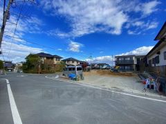 前面道路は公道北西側約5.9ｍ、南西側約5.9ｍ。幅広いため車の離合や駐車がスムーズ＾＾