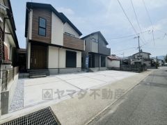 前面道路は交通量が少ないため小さなお子様がいるご家庭も安心です＾＾ スーパー・コンビニまで徒歩10分圏内。お買い物が便利＾＾