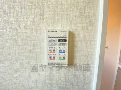 雨の日の洗濯も安心できる浴室暖房乾燥機付き浴室。リモコンで操作もボタン1つで簡単。