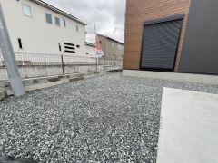 お庭には水道も完備してあるので、小さなお子様用のプールなど、大活躍すること間違いなし。ペットを飼われているご家族様にもオススメです＾＾