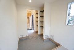 畳コーナーから出入りできる土間のマルチスペースがあり、自転車やアウトドア用品を雨風からしのげますね＾＾