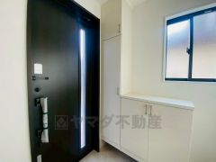 たっぷり収納できるシューズボックスです。家族全員の靴がきれいに整頓できます。棚の上にお花や写真を飾っても良いですね。