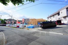 こちらの前面道路は南側6ｍ。お車の離合や、駐車もスムーズです＾＾オール電化。西鉄バス西伊岐須停まで徒歩14分＾＾