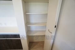 同仕様写真。キッチン横可動棚式パントリー。食器やキッチン用品、食料品の保存に便利です＾＾可動棚式なので高さのある物もスッキリ収納できます＾＾