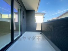 幅広のインナーバルコニーは洗濯物を守りやすく、眩しすぎる日差しも和らげます。
